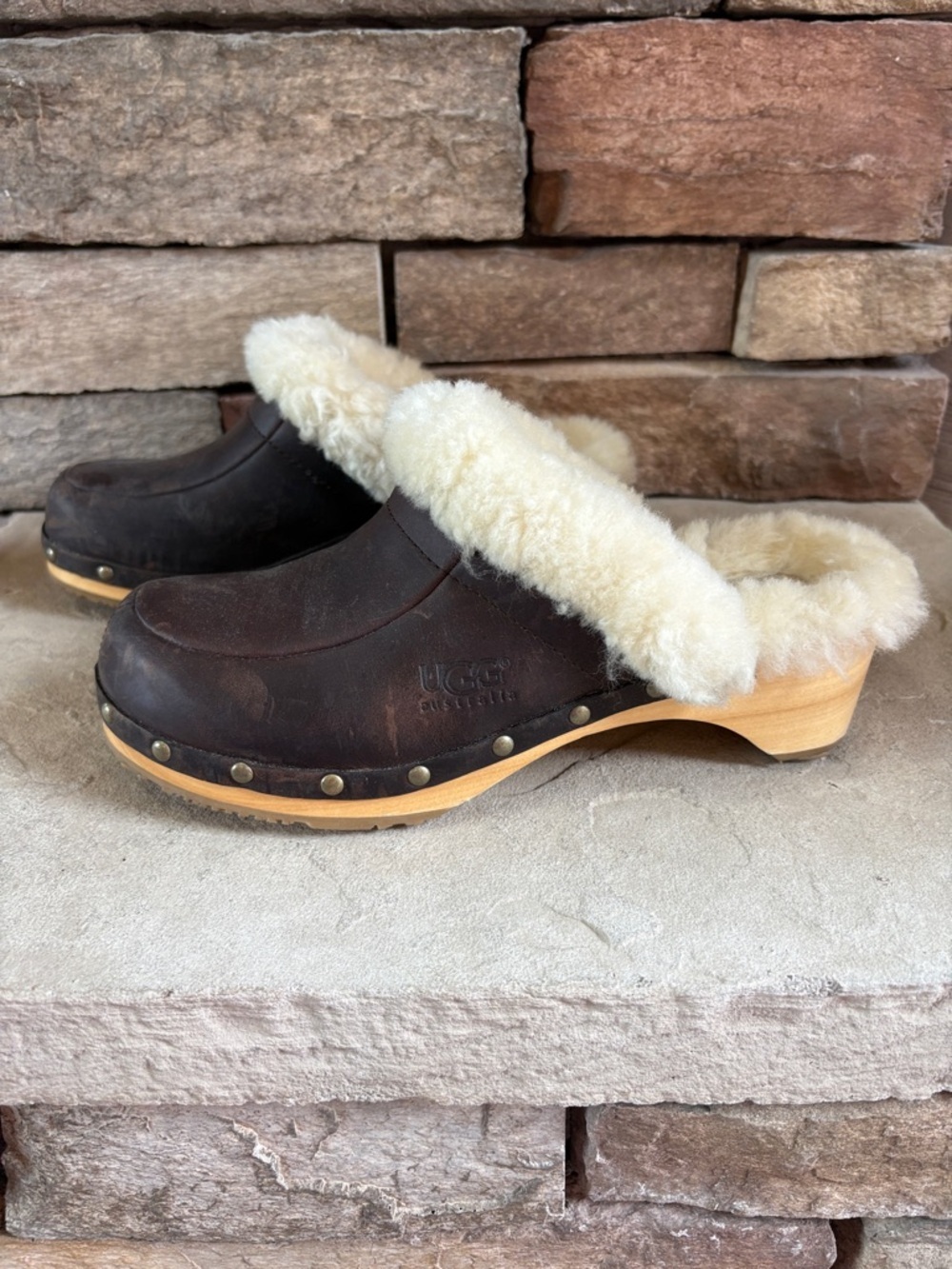 Ugg Kalie sz 8 leather slip on brown clog with sheep skin lining